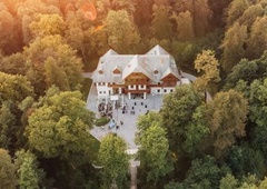 Ljubljanska kavarna sredi gozda, ki je videti kot stoletna razglednica – jo poznate? (FOTO)