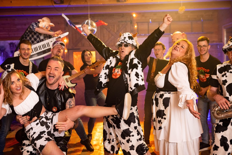 Agropop pesem videospot Srečna familija