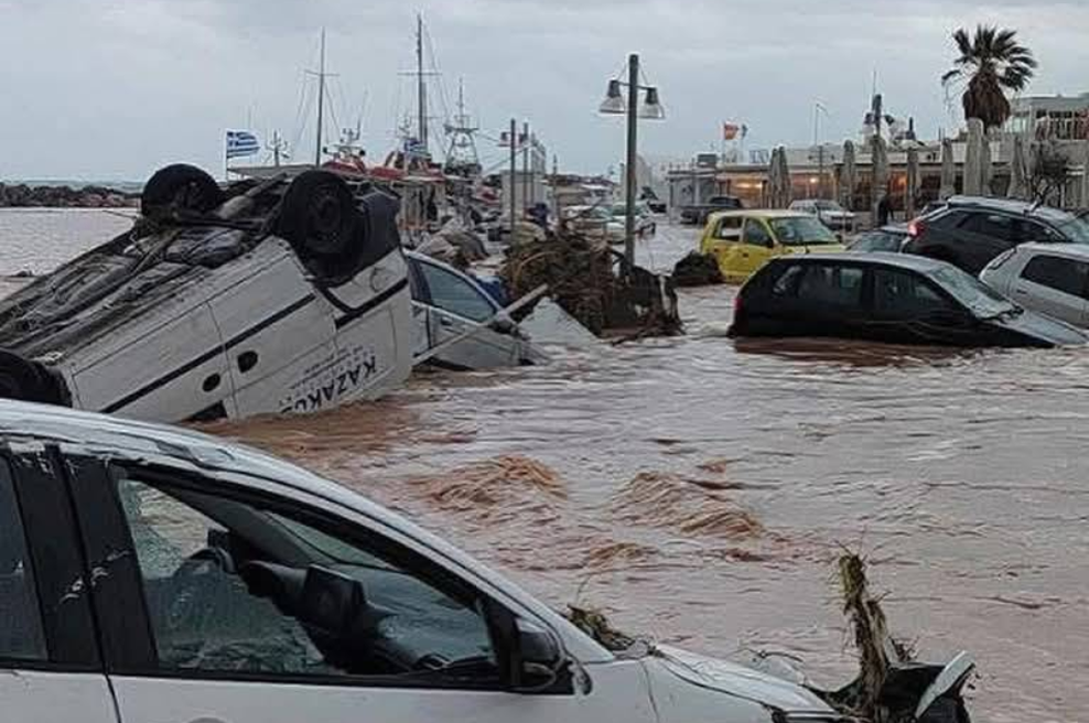 Pretresljivi posnetki poplav na med Slovenci priljubljenih grških otrokih: voda je poplavljala hiše in odnašala avtomobile (FOTO) (foto: Facebook/Grckainfo.com)