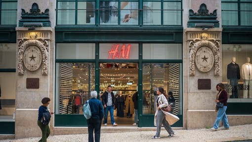 Ta obleka iz H&M-a se noro dobro prodaja, rade bi jo imele čisto vse, za tem pa se skriva ta razlog