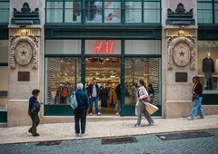 Priljubljena modna znamka H&M razburila z napovedjo, da namerava uporabiti AI manekene, takoj so začele deževati kritike