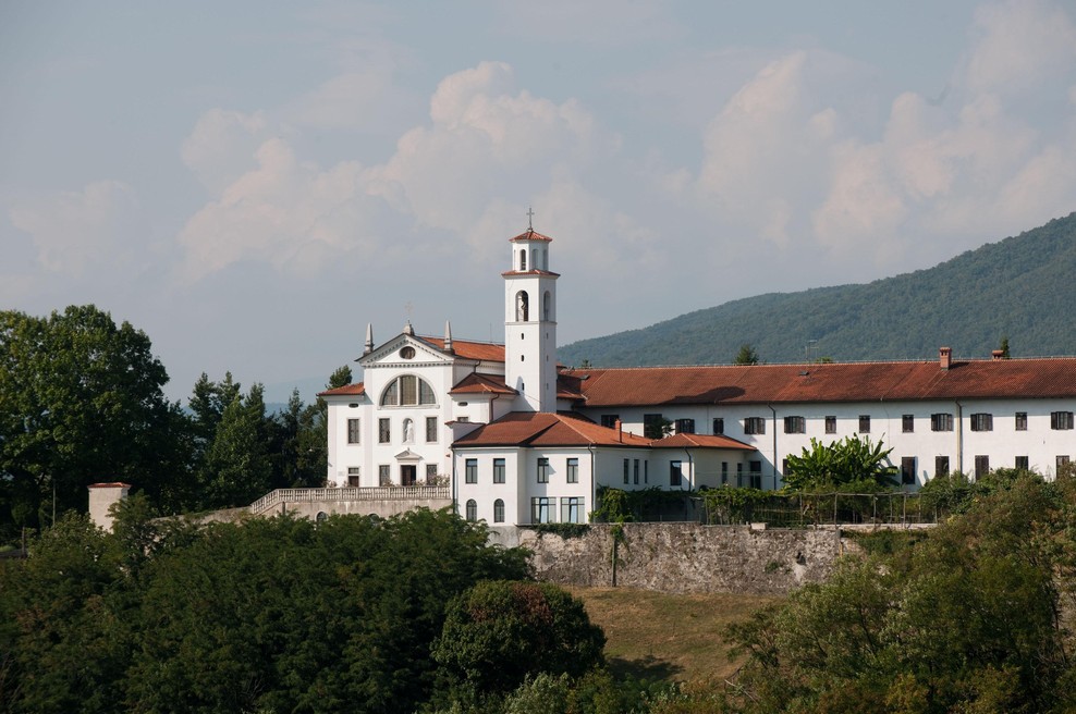 Saj ni res, pa je: neznanci s frančiškanskega samostana pri Novi Gorici ukradli ... bakrene žlebove (foto: Srdjan Živulovič/Bobo)