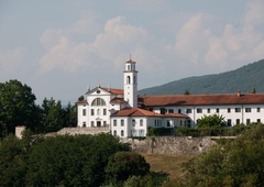 Saj ni res, pa je: neznanci s frančiškanskega samostana pri Novi Gorici ukradli ... bakrene žlebove
