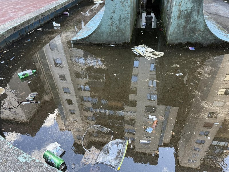 Ljubljana naselje fontana umazanija propad