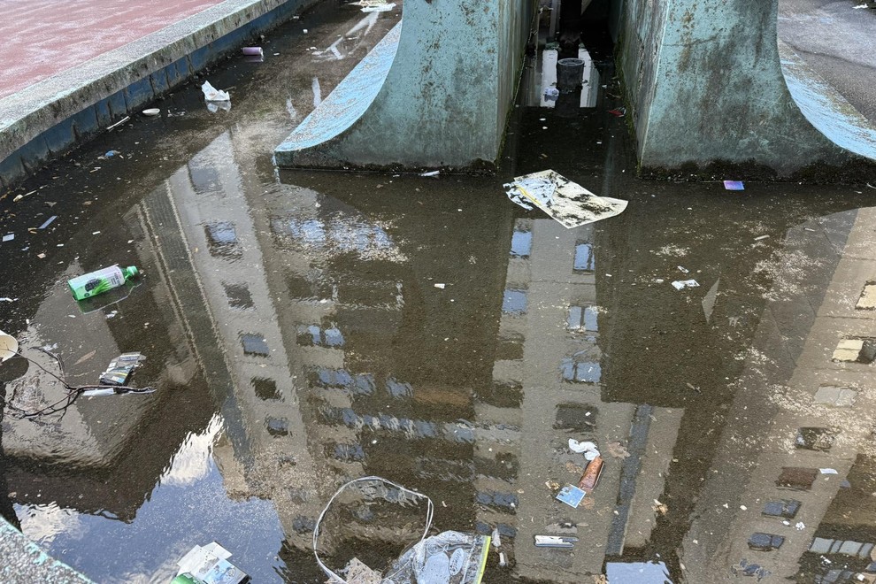 Ljubljana naselje fontana umazanija propad
