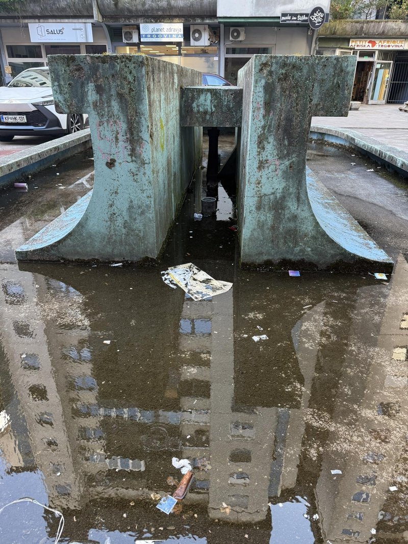 Ljubljana naselje fontana umazanija propad