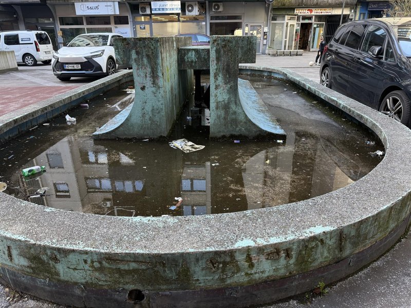 Ljubljana naselje fontana umazanija propad