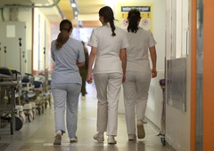 Vse več nasilja nad medicinskimi sestrami: svarijo tudi pred izgorelostjo