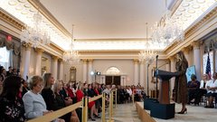 Melania Trump vpadljiv plašč oblikovalka Milly Park