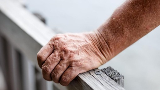 Le kako mu je uspelo?! Upokojil se je pri zgolj 55 letih, zdaj pa opozarja na 4 pomembna dejstva, ki jih ne gre prezreti