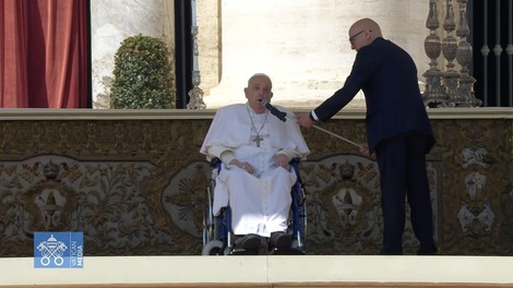 Papež Frančišek pred množico vernikov: "Zagotovo je bolezen ena najtežjih življenjskih preizkušenj"