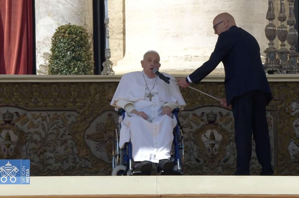 Papež Frančišek pred množico vernikov: "Zagotovo je bolezen ena najtežjih življenjskih preizkušenj" (foto: Twitter/CatholicNewsSvc)