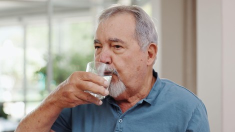 Moški umrl po požirku priljubljene pijače: naredil je 'nedolžno' napako in začela se je prava nočna mora