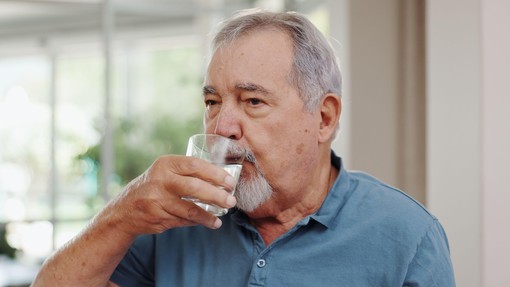 Moški umrl po požirku priljubljene pijače: naredil je 'nedolžno' napako in začela se je prava nočna mora