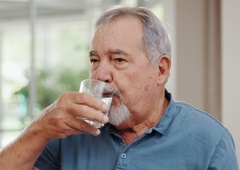 Moški umrl po požirku priljubljene pijače: naredil je 'nedolžno' napako in začela se je prava nočna mora