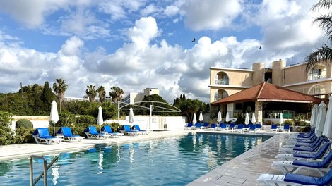 Ciper Paphos hotel bazen