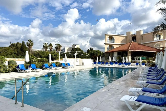 Ciper Paphos hotel bazen