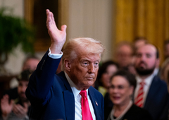 Donald Trump na zdravniškem pregledu v vojaški bolnišnici: Bela hiša navaja, da ga med pregledom niso uspavali