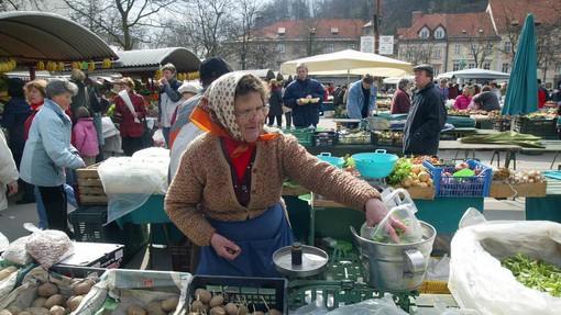Pozor: tako boste na tržnici hitro ugotovili, ali je ta priljubljena pomladna zelenjava polna pesticidov, bodite pozorni na eno stvar
