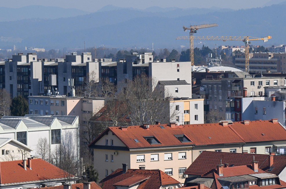 Ljubljana, mesto številnih stanovanjskih blokov — a le eden je najlepši! Katerega od dveh finalistov bi vi izbrali? (foto: MOL)