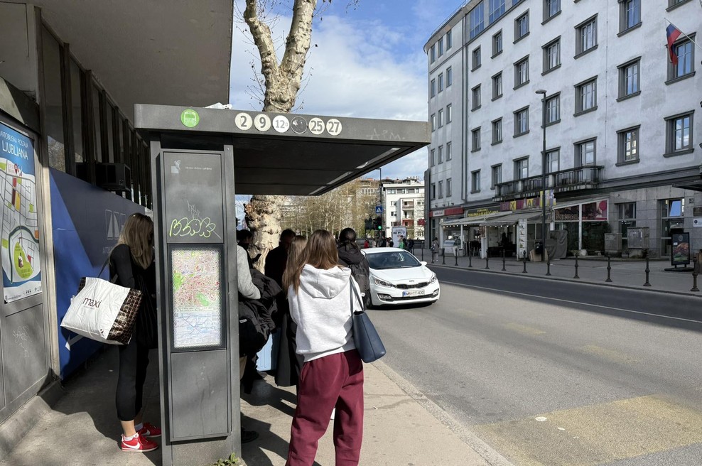 Je to najbolj nevarna postaja mestnega avtobusa v Ljubljani? Nagneteni potniki, drveči avtomobili, zmedeni turisti – za milimetre gre! (foto: Uredništvo)