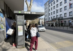 Je to najbolj nevarna postaja mestnega avtobusa v Ljubljani? Nagneteni potniki, drveči avtomobili, zmedeni turisti – za milimetre gre!