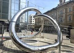 Sredi Ljubljane raste zelo nenavadna skulptura, ki pa skriva globlji pomen: veste, kakšen? (FOTO)
