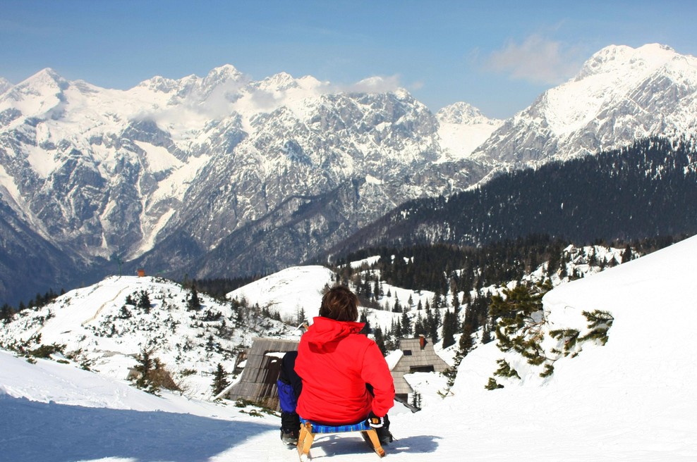 Slovenci na kolesa, turisti pa bi radi sneg! Kako se je končala zgodba turistke, ki je aprila pri nas iskala zimo? (foto: Tina Kosec/Bobo)