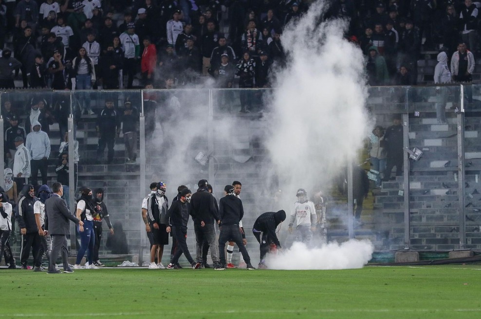 Tragedija pred stadionom: dva navijača umrla v spopadu s policijo (foto: Bobo)