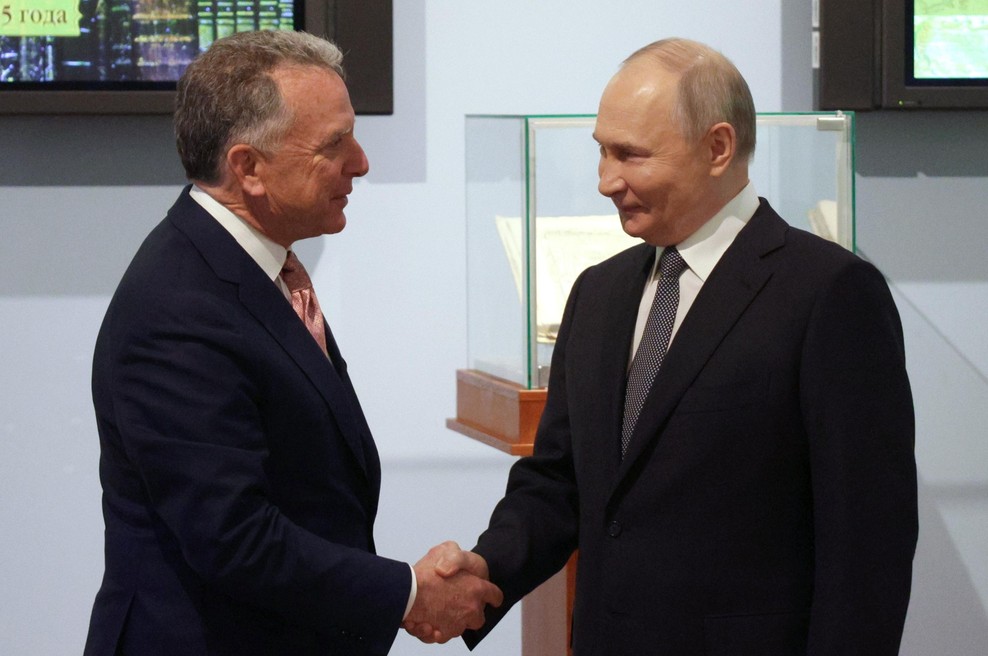 "Ogabno!" Trumpov odposlanec ob srečanju s Putinom naredil gesto, ki je razburila javnost (VIDEO) (foto: Profimedia)