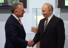 "Ogabno!" Trumpov odposlanec ob srečanju s Putinom naredil gesto, ki je razburila javnost (VIDEO)