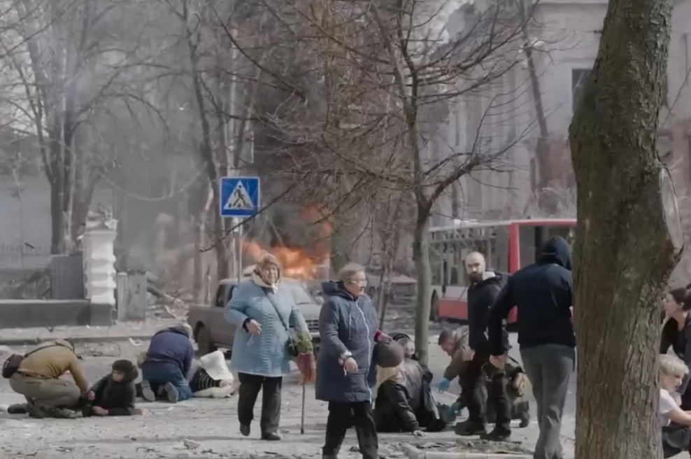 Pokol na cvetno nedeljo: Rusi napadli središče ukrajinskega mesta, ko je bilo tam več ljudi (foto: X/Kyiv Insider)