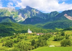 Kot razglednica, samo še bolj čudovita: to je najlepša slovenska vasica – jo poznate?