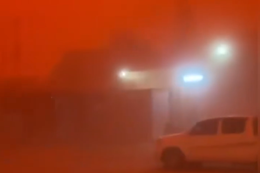 Kot v apokalipsi: nebo se je obarvalo rdeče, več tisoč ljudi končalo v bolnišnici (VIDEO) (foto: Twitter/RT_com)