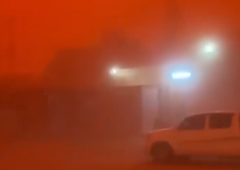 Kot v apokalipsi: nebo se je obarvalo rdeče, več tisoč ljudi končalo v bolnišnici (VIDEO)