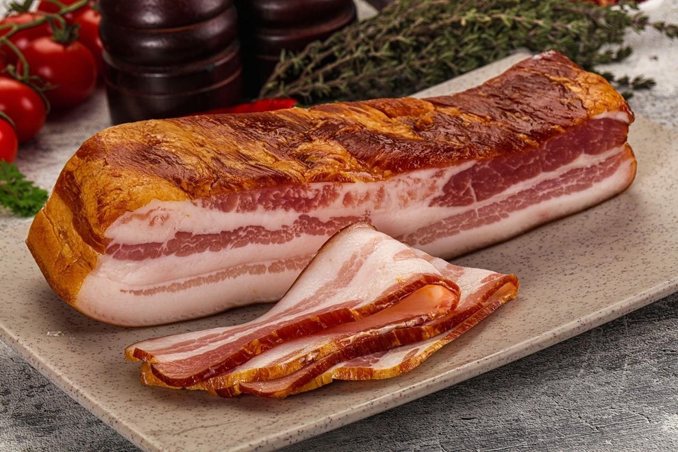 SLANINA IN PREDELANO MESO Slanina vsebuje veliko soli, nasičenih maščob in holesterola, zaradi postopkov predelave pa so v njej lahko …