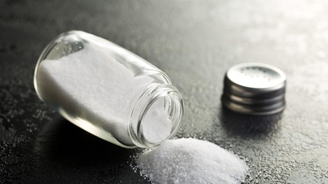 Na okenske police postavite sol, pod preprogo pa skrijte ... (14 trikov za več sreče in denarja)