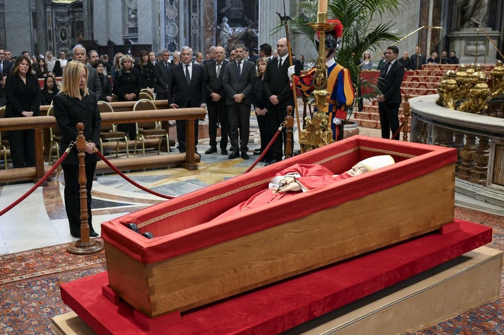 Pokojnemu papežu se je poklonilo skoraj 50 tisoč vernikov (foto: Profimedia)
