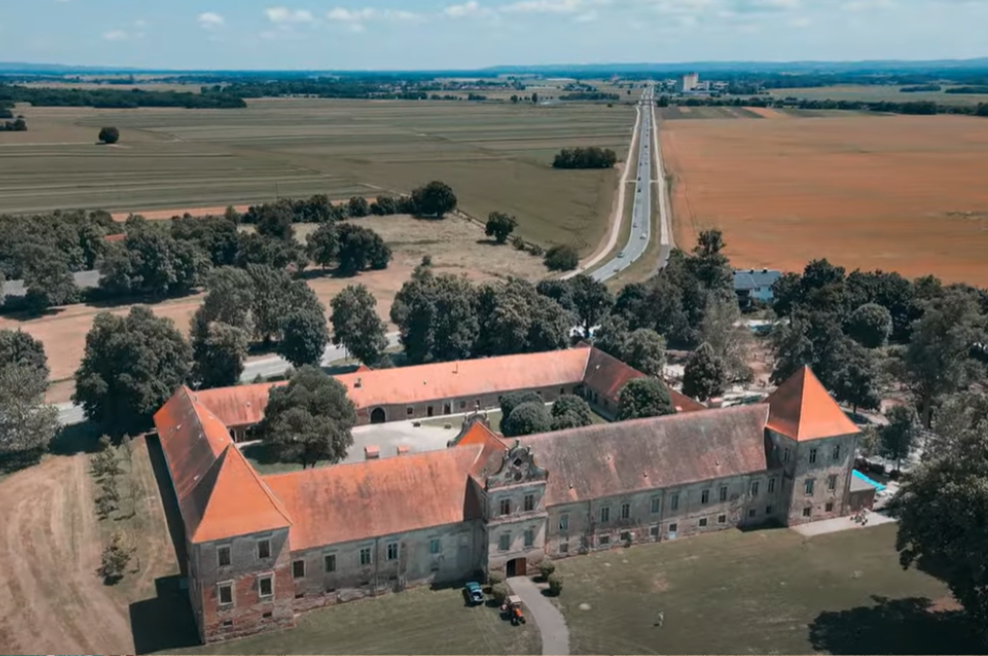 Zapuščeni slovenski biser, ki ga nihče noče: prostori so prazni, občina ne najde rešitve (foto: YouTube/NP/posnetek zaslona)