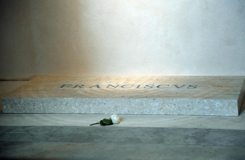 papež Frančišek, grob