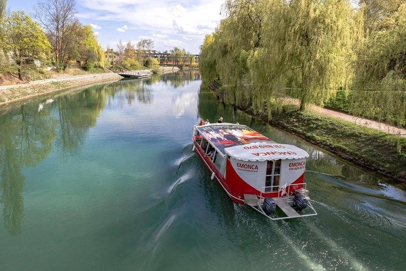 Ljubljanica Ljubljana turisti ladjica Emonca