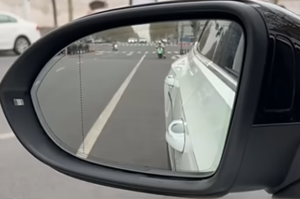 Zakaj prekinjena črta na stranskem ogledalu vašega avta? Večina nima pojma, čemu služi (a ima izjemen pomen!) (foto: YouTube/posnetek zaslona)