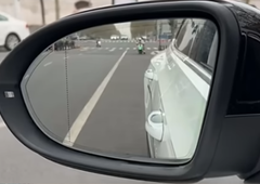 Zakaj prekinjena črta na stranskem ogledalu vašega avta? Večina nima pojma, čemu služi (a ima izjemen pomen!)