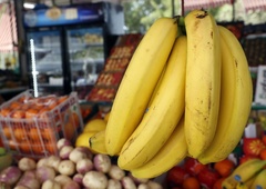 Družina pri znanem trgovcu kupila šop banan: ko so videli, kaj je v vrečki, so kričali od strahu (takoj so jih vrnili!)