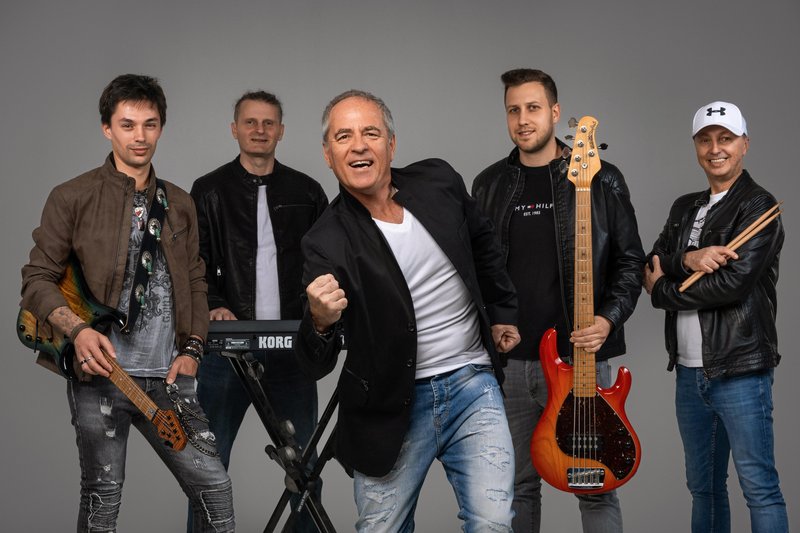 Vili Resnik praznoval 30 let kariere s koncertom v Cvetličarni