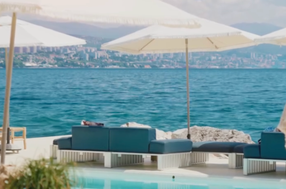 Je to eden najlepših lokalov na Hrvaškem? Oaza z bazenom in pogledom na morje, ki se zvečer prelevi v klub (foto: Instagram/colloseum.opatija)