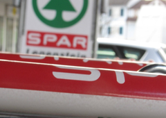 Slovenske kupce čaka presenečenje, v Sparu so pripravili (še) tole: za vsem stoji ta znana oseba!