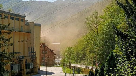 Zagorelo v slovenski kemični tovarni: na kraj prihiteli gasilci