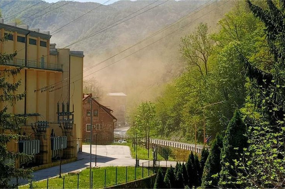 Zagorelo v slovenski kemični tovarni: na kraj prihiteli gasilci (foto: Facebook/ZON - Zasavske onlajn novice)
