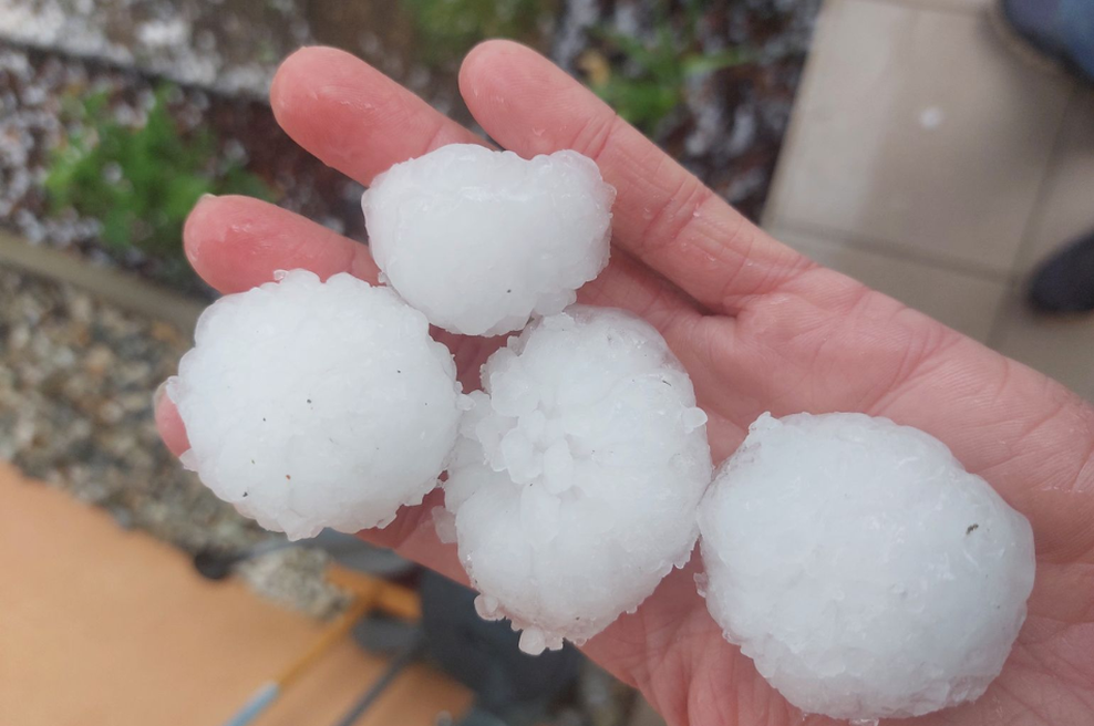 Mračne napovedi se uresničujejo: v naši bližini supercelična nevihta, ponekod padla debela toča (foto: Facebook/MetFigyelő)